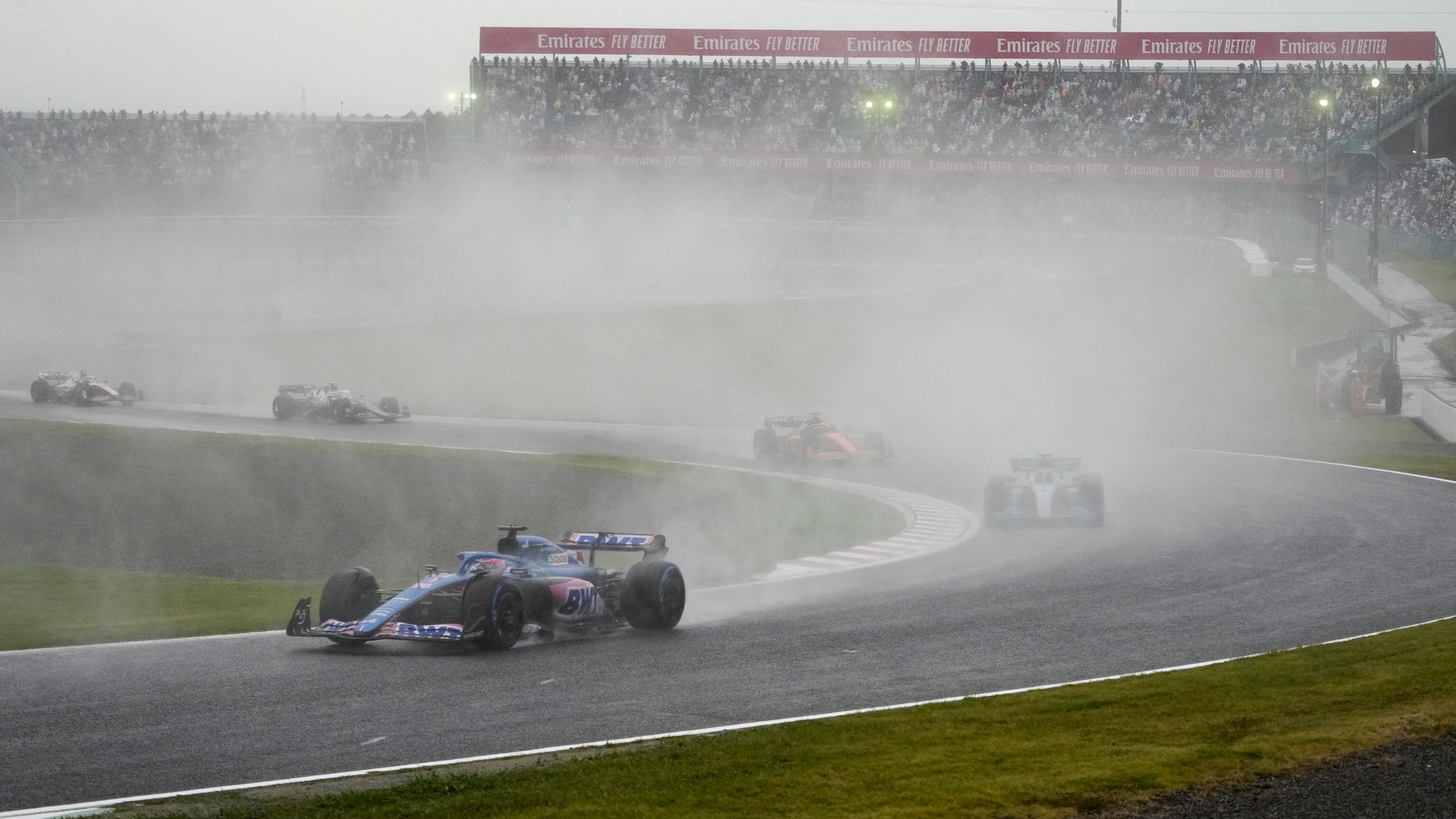 Pioggia, penalità e la gru in pista: al Gp di Suzuka è il caos