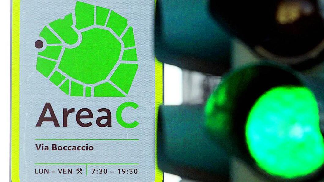 Torna Area C (ma non ferma le auto)