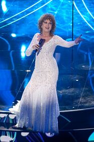 Sanremo 2024: ecco il look della prima serata del Festival di Fiorella Mannoia 7