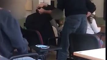 Professore schiaffeggia l'alunno: non voleva indossare la mascherina
