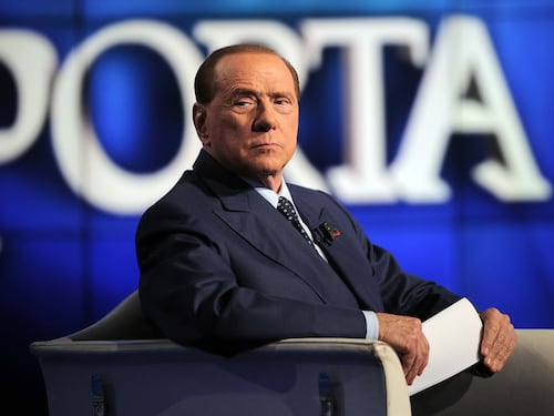 L'economista tedesco: "Nel 2011 Berlusconi era pronto a mollare l'euro"