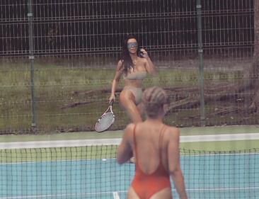 Kim Kardashian: calze a rete provocanti 4