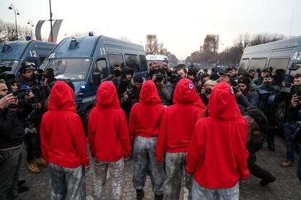 Gilet gialli, anche un gruppo di "Marianne" sfilano a Parigi 2