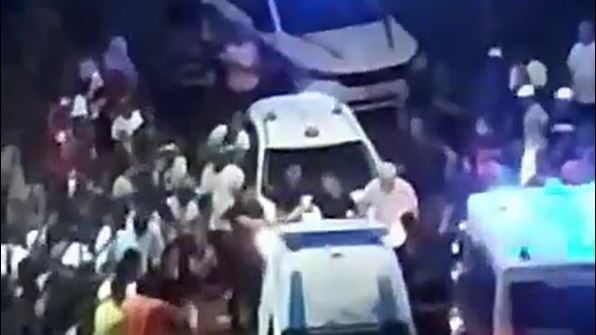 Accerchiati e aggrediti: l'assalto choc dei migranti a cinque vigili
