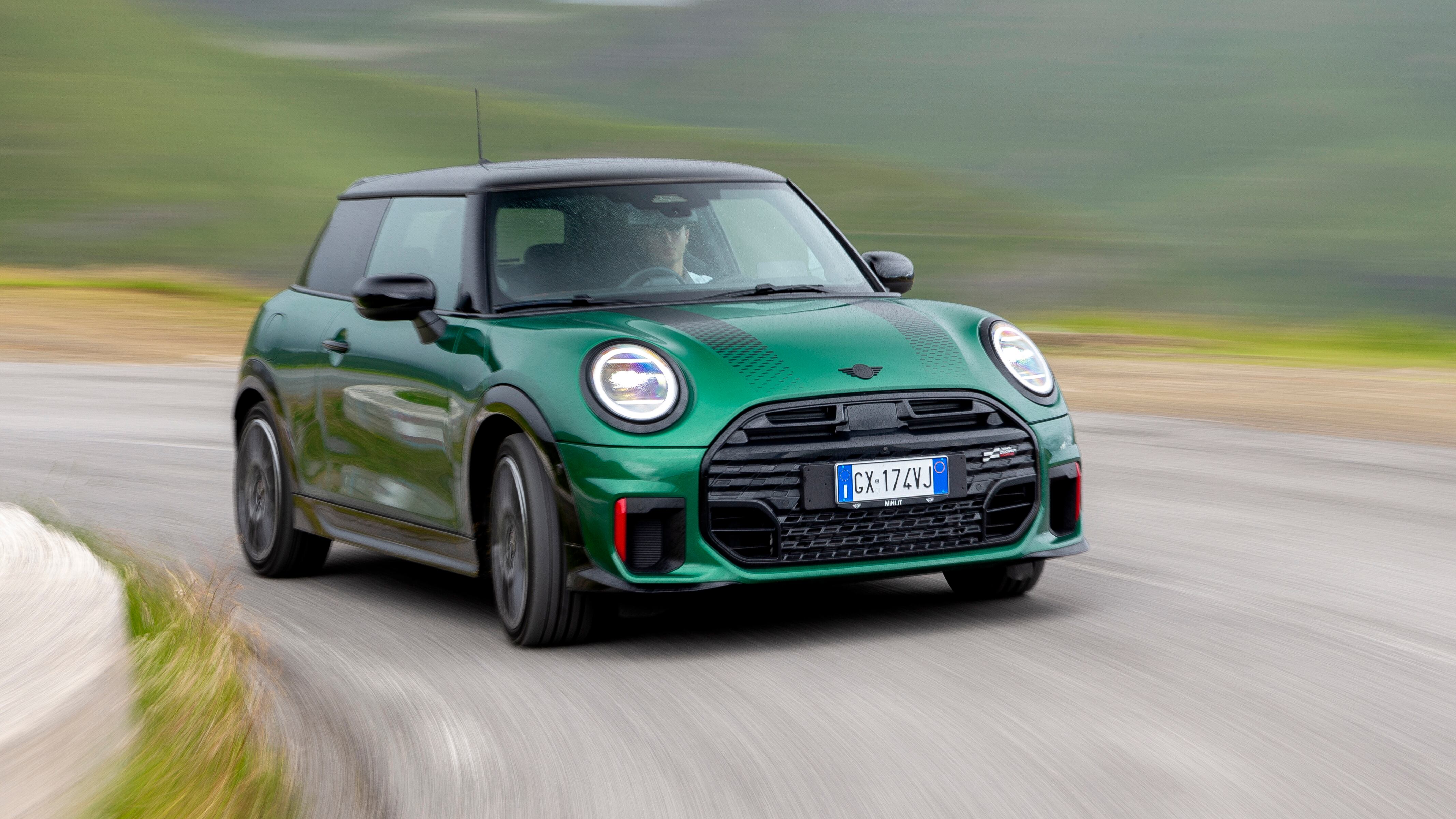 Nuova MINI John Cooper Works, emozioni vecchia scuola e tecnologia moderna: primo contatto