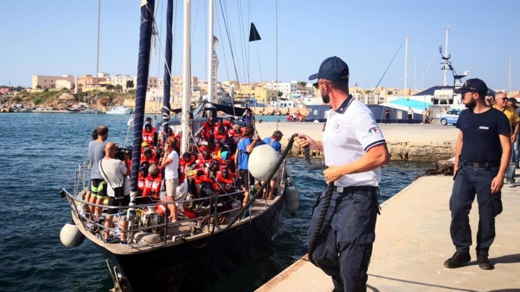 Hotspot di Lampedusa al collasso. E i migranti non possono esser trasferiti