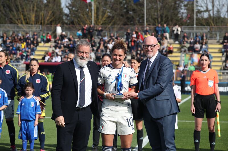 La premiazione di Cristiana Girelli per le 100 presenze in campo (Figc)