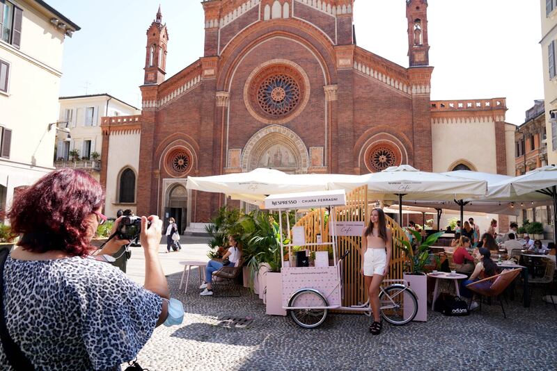 In piazza Brera inaugura il ​temporary bar di Chiara Ferragni 7