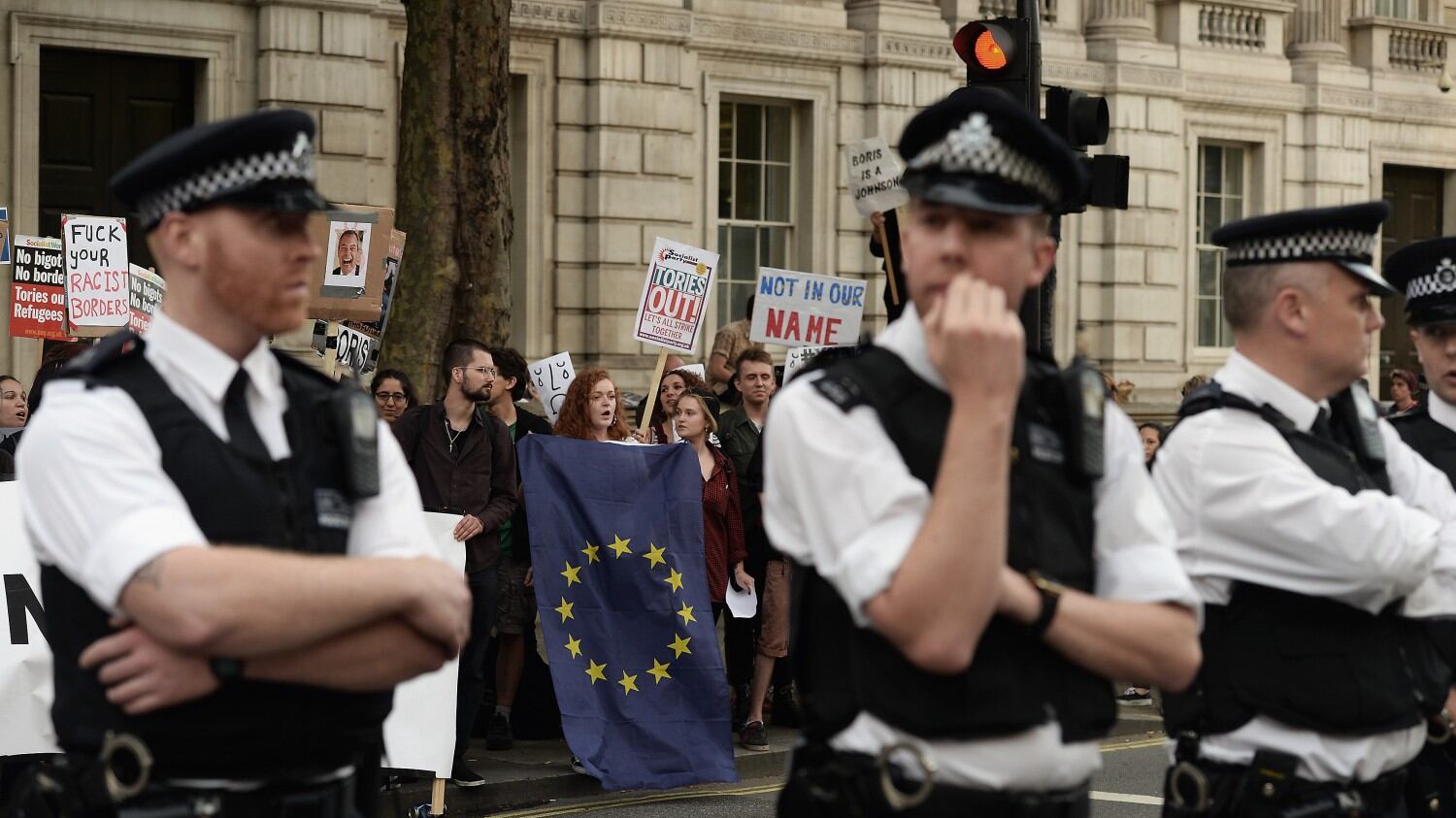 Brexit, Juncker ora minaccia: "Non è divorzio consensuale"