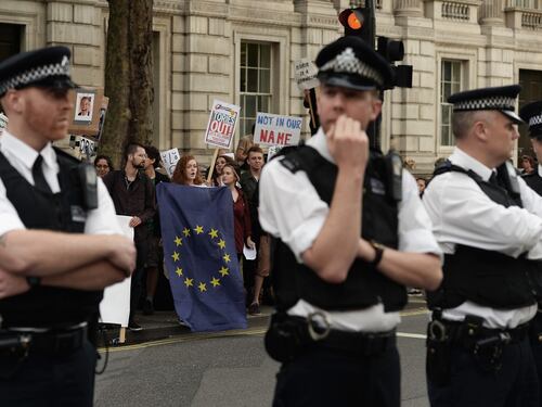 Brexit, Juncker ora minaccia: "Non è divorzio consensuale"