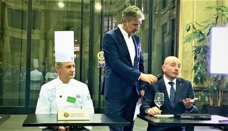 Il conduttore Beppe Convertini con il Sommelier Fabio Mondini e lo Chef Gianluca Tomasi durante il Blind test, un momento della serata