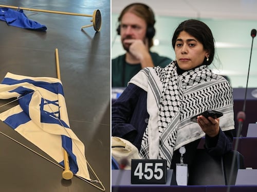 Rima Hassan, l’eurodeputata francese e fomentatrice pro Pal, danneggia e calpesta la bandiera di Israele