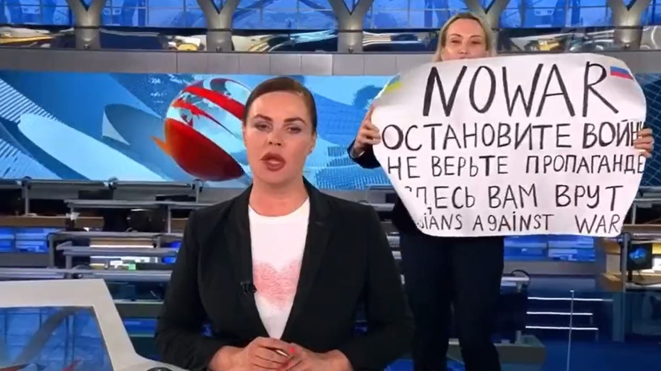 "Vi stanno mentendo". Il cartello in diretta al tg russo