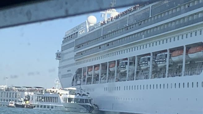 Nave da crociera urta battello. Passeggeri feriti a Venezia