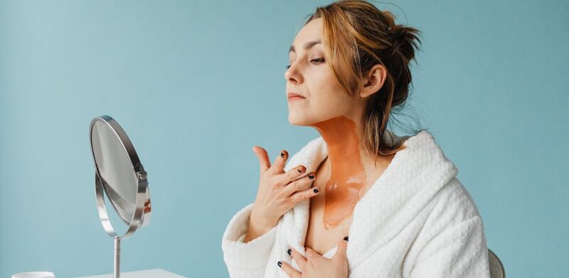 Over che stende la crema sul collo