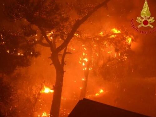 Fiamme, fumo e paura: un rogo nel Palermitano, evacuate 400 persone