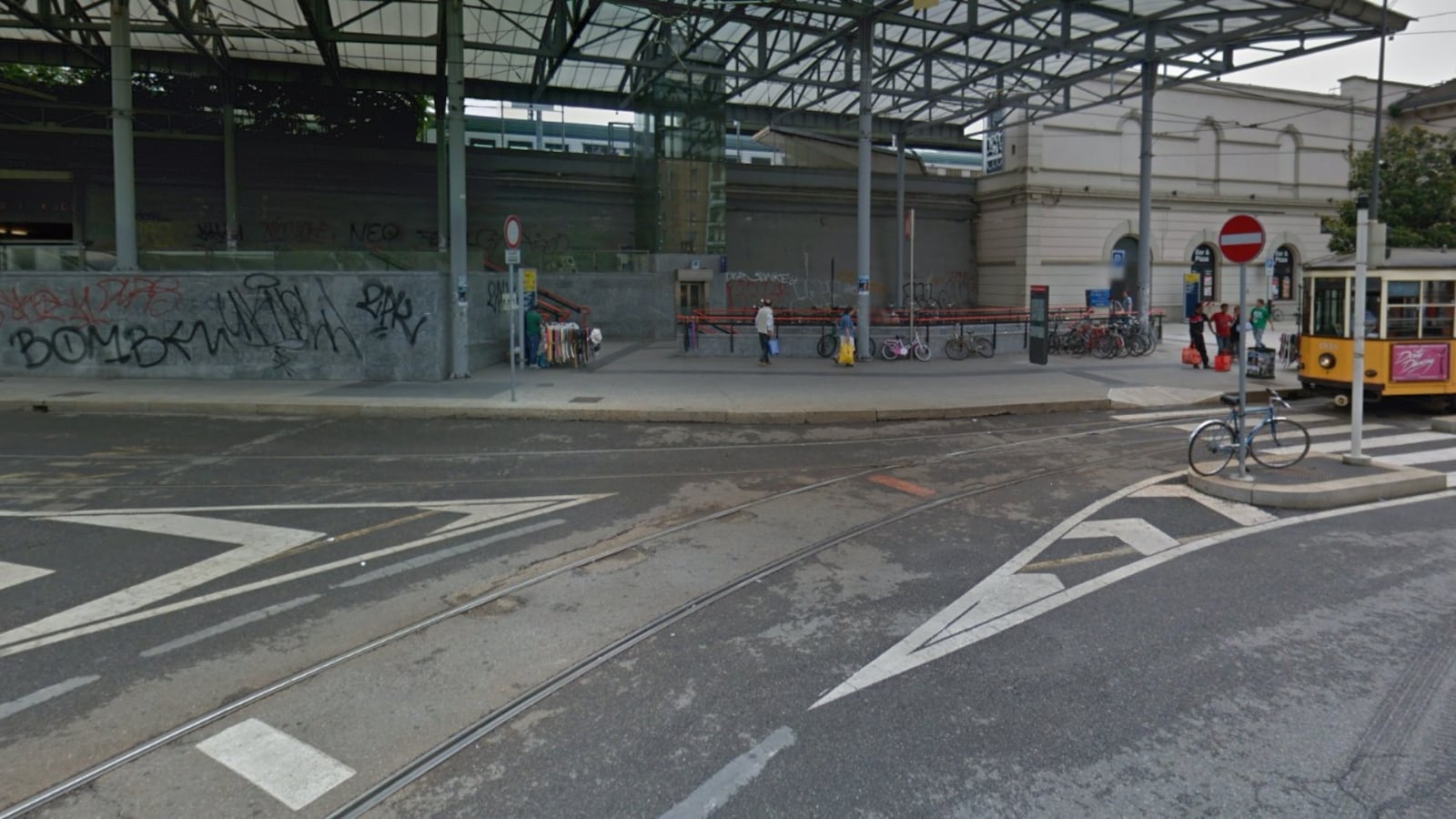 Milano, poliziotto accoltellato in stazione a Lambrate: è grave. Arrestato un marocchino