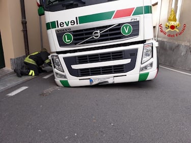 Nel Varesotto, cede il manto stradale: camion rimane incastrato 5