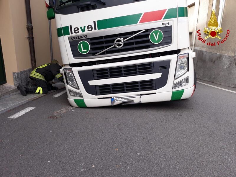 Nel Varesotto, cede il manto stradale: camion rimane incastrato 5