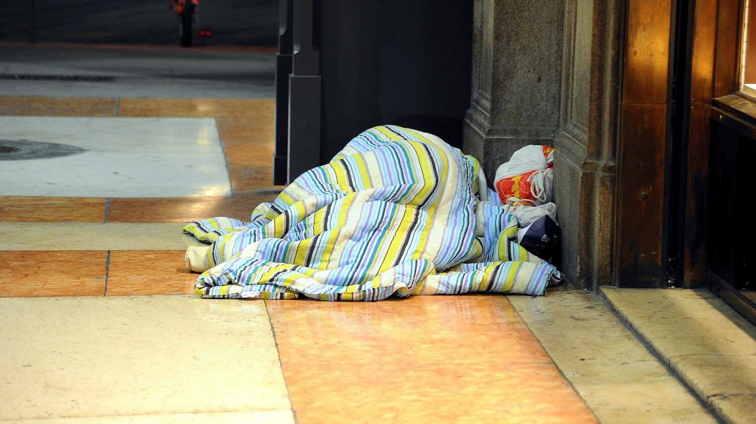"I mendicanti disturbano i fedeli". E il don antibuonista li caccia dalla chiesa