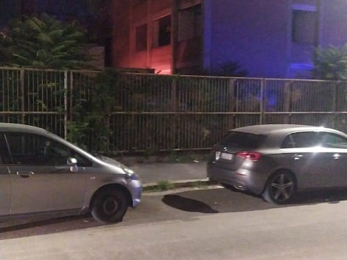 A fuoco il palazzo occupato dagli abusivi stranieri nell'indifferenza delle istituzioni