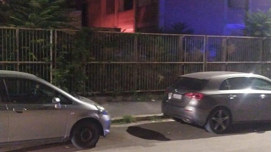 A fuoco il palazzo occupato dagli abusivi stranieri nell'indifferenza delle istituzioni
