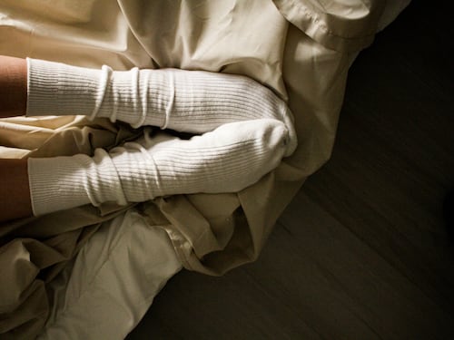 Crampi notturni nelle gambe negli over: cause, rimedi e alcune strategie per prevenirli