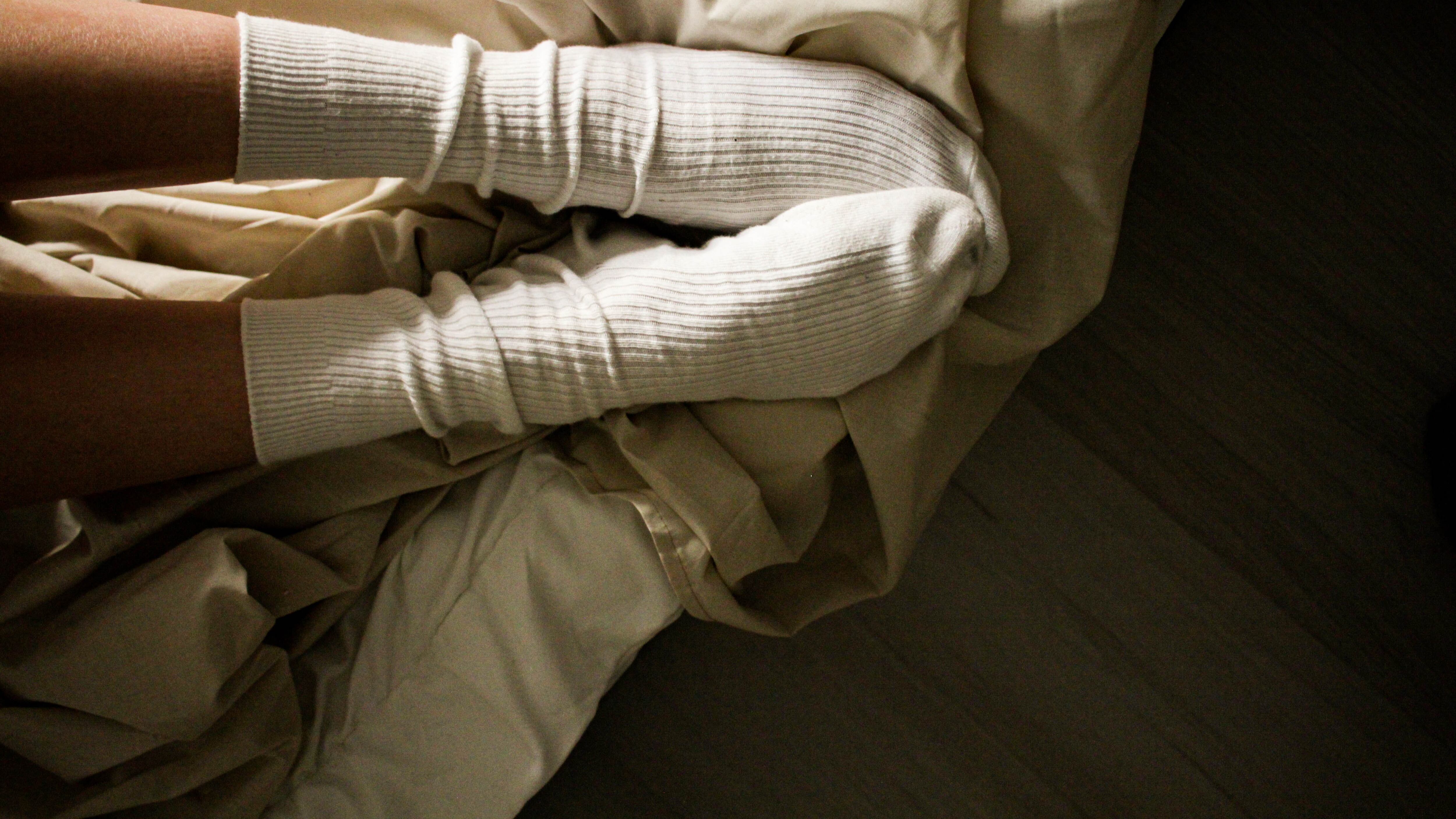 Crampi notturni nelle gambe negli over: cause, rimedi e alcune strategie per prevenirli