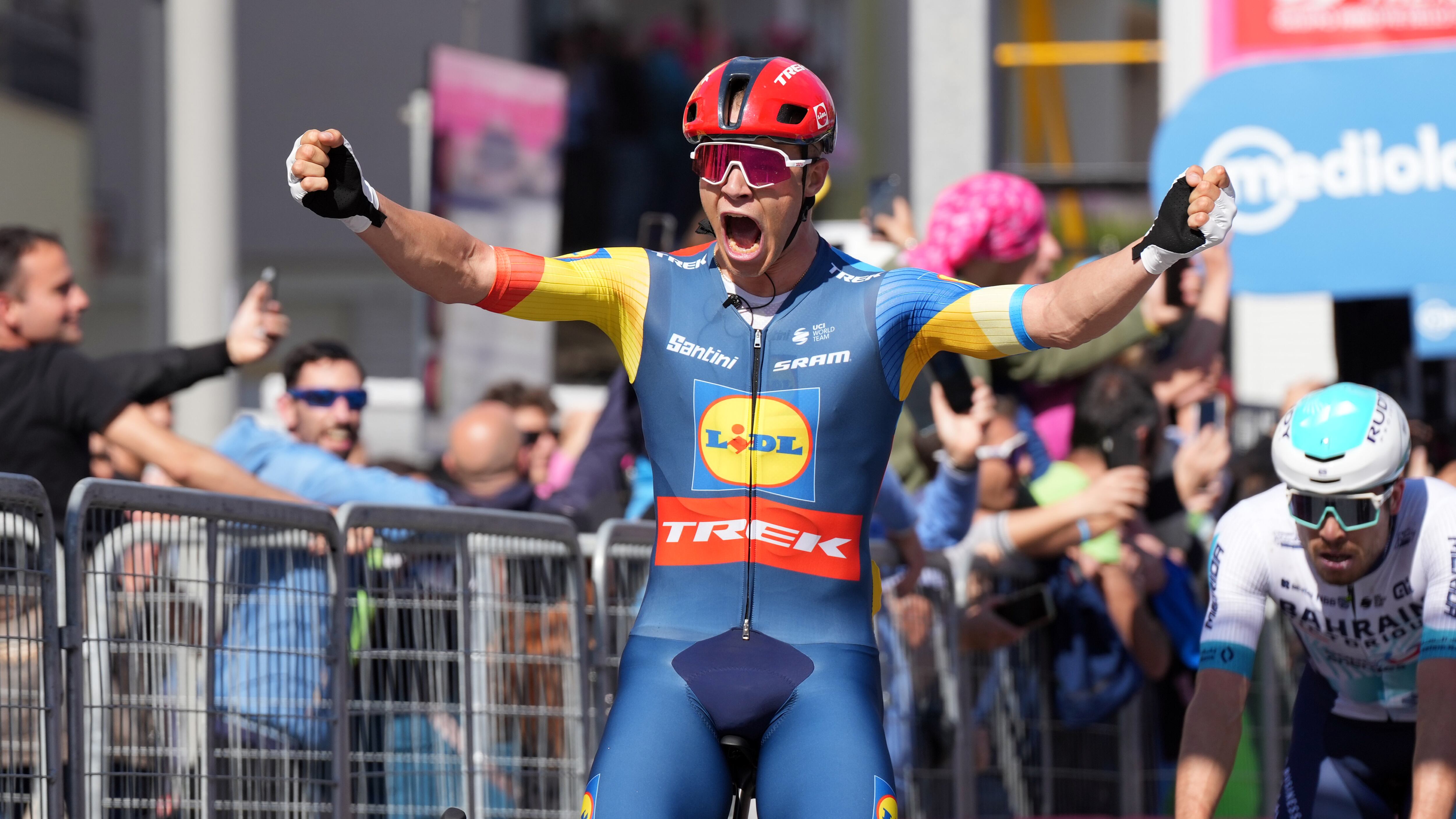 Giro, volata perfetta per Milan, che trionfa ad Andora. In rosa sempre Pogacar