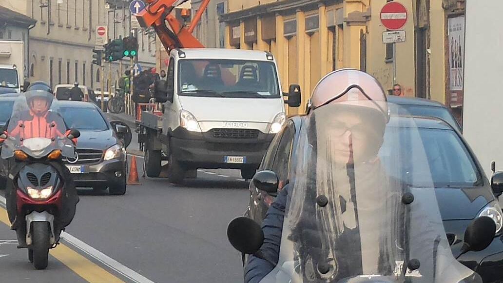 I ciclisti: «Basta scooter sulle ciclabili»