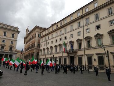 Flash mob della Meloni davanti Palazzo Chigi: "Vogliamo dare una mano" 8