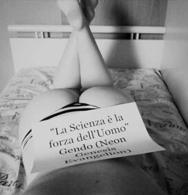 "Tette per la scienza": foto sexy contro le bufale  6