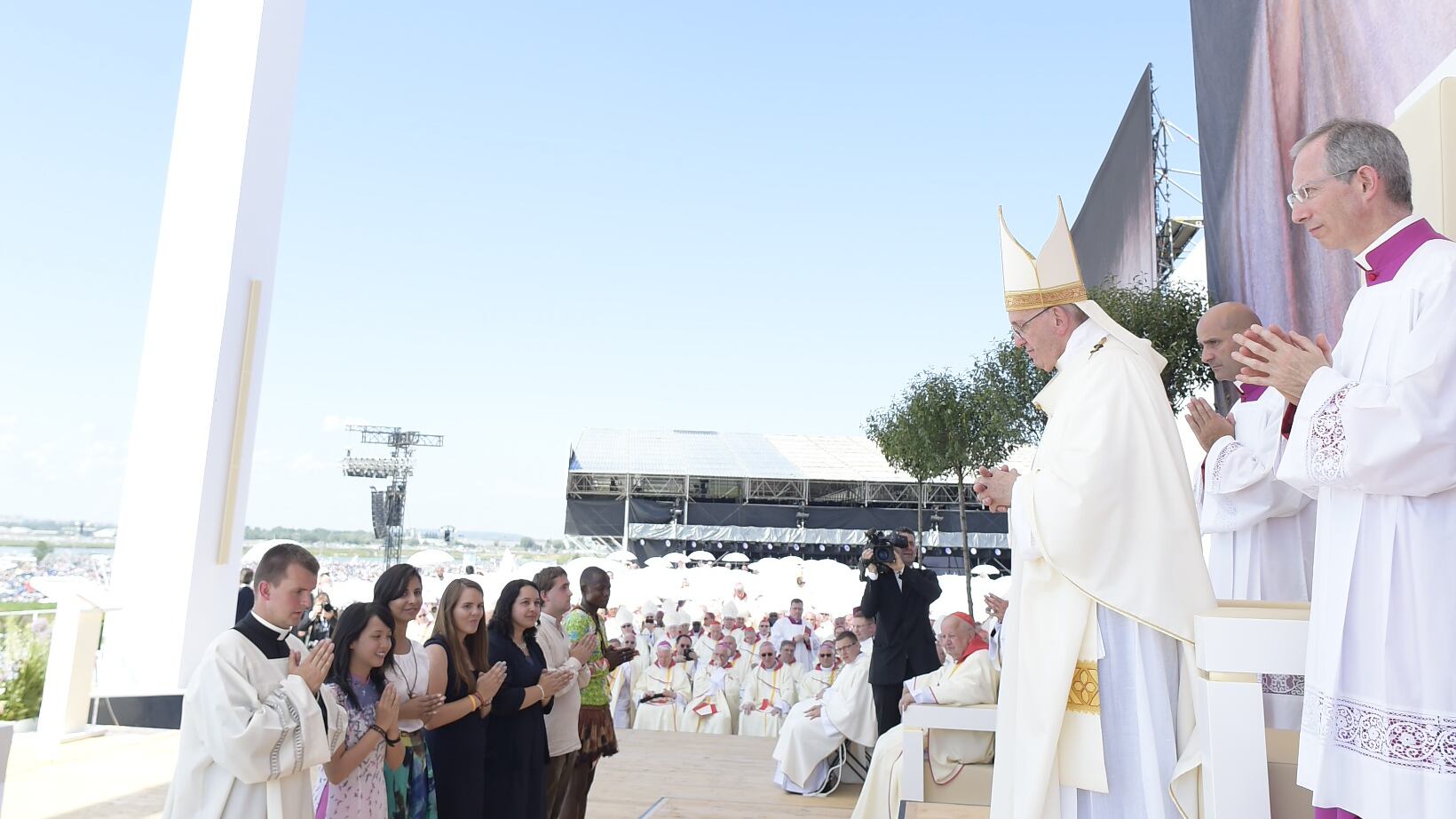 Il Papa ai giovani: "Sognate e non accettate l'odio tra i popoli"