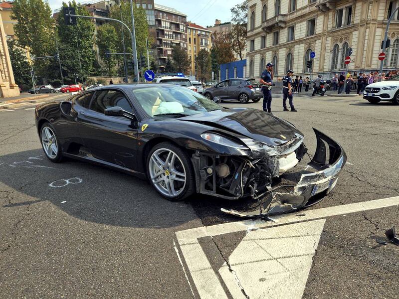 Violento scontro tra una Ferrari e un'auto della polizia locale in Porta Venezia a Milano 2