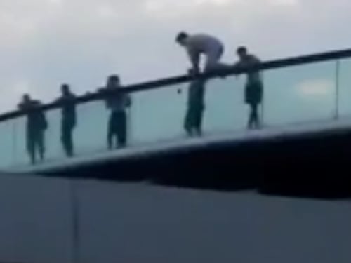 Venezia, turisti si tuffano all'alba dal ponte di Calatrava