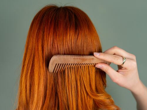 Capelli deboli, quali integratori assumere in autunno per evitare la caduta