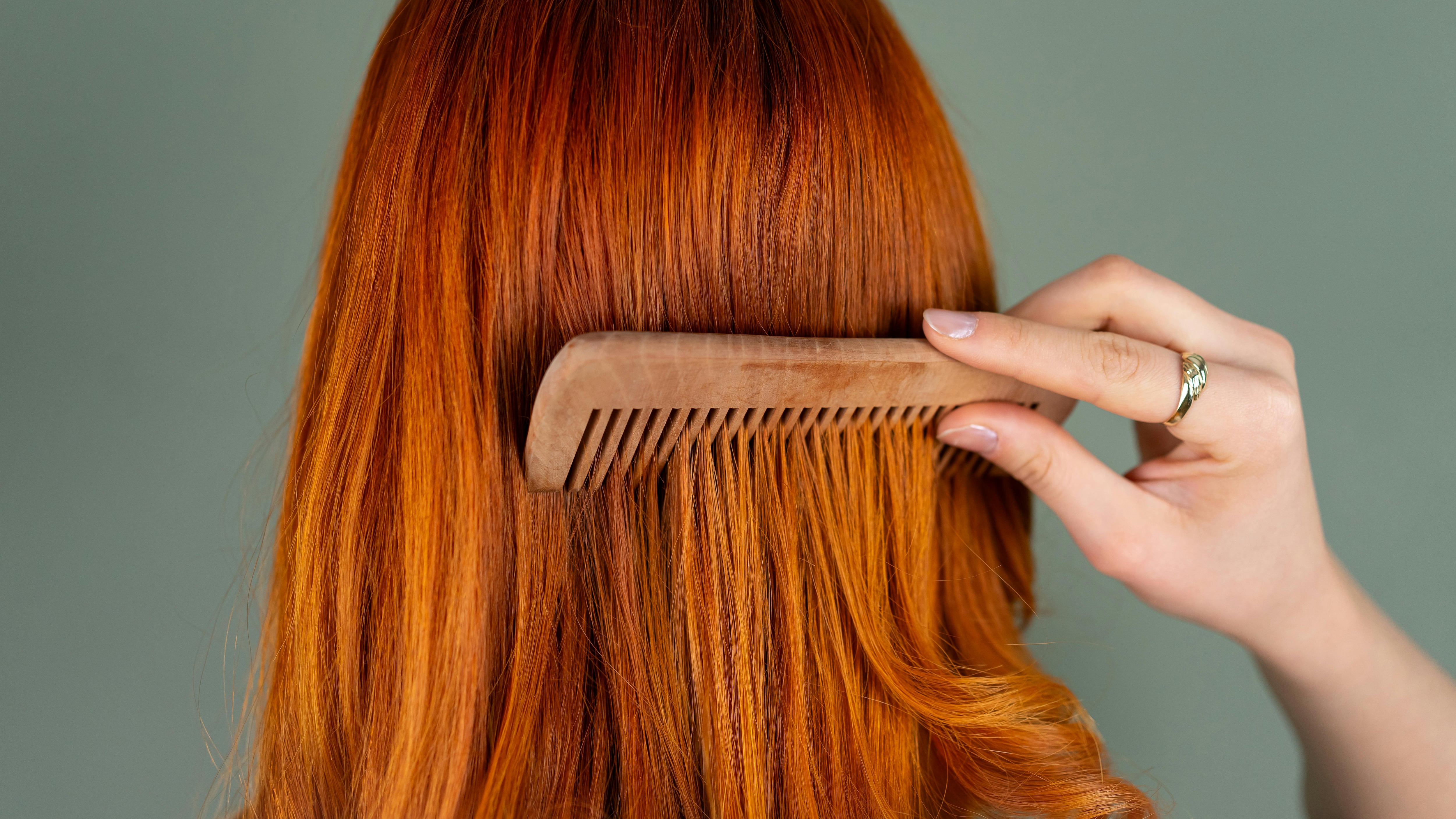 Capelli deboli, quali integratori assumere in autunno per evitare la caduta
