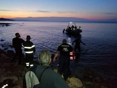 Si lancia nel vuoto da un dirupo di 80 metri: salvo per miracolo 5