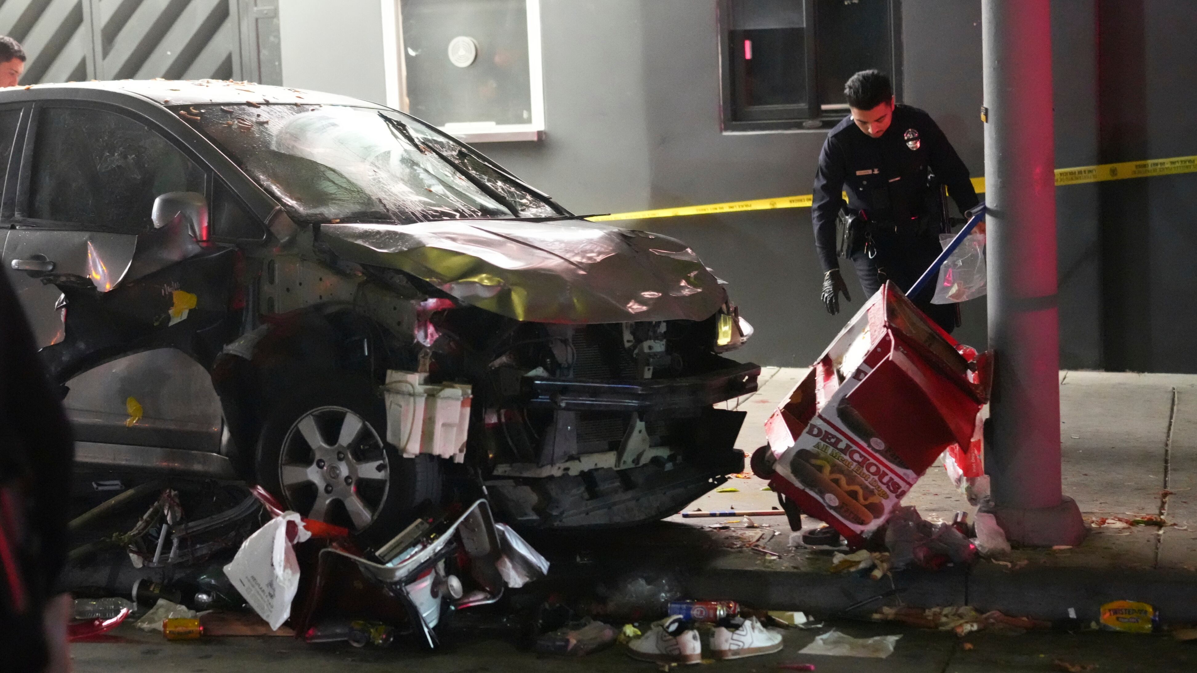 Auto sulla folla a Los Angeles, 31 feriti. Il conducente linciato dai presenti: "Ha colpito intenzionalmente"