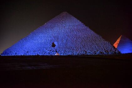 Le Piramidi si colorano di blu contro l'autismo 1