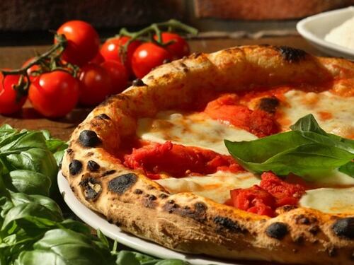 Genova, bimba trova un pezzo di ferro nella pizza della mensa scolastica