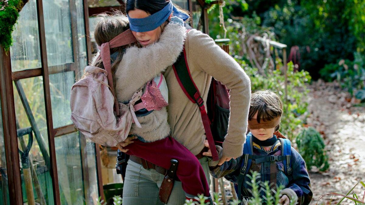"Bird Box Challenge": il folle gioco-sfida che spopola sui social