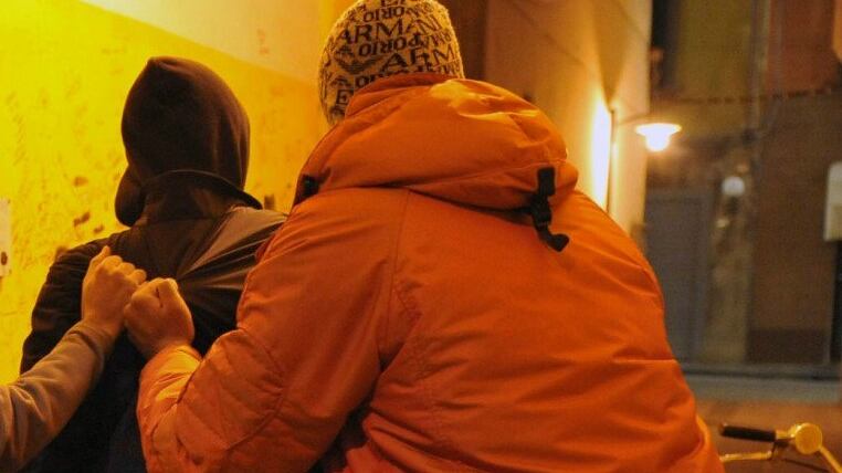 Coronavirus, disabile pestato dal branco: "Vattene, sei malato"