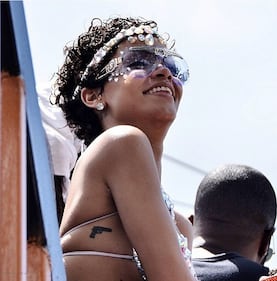 Rihanna al Carnevale delle Barbados Tutta piume e davvero pochi vestiti 10