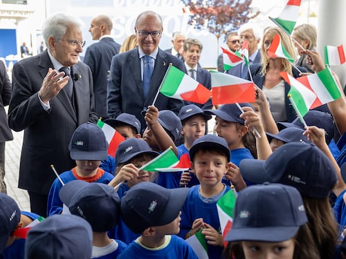 Mattarella firma il decreto sulla scuola. Smentita la sinistra su quote e no al burqa