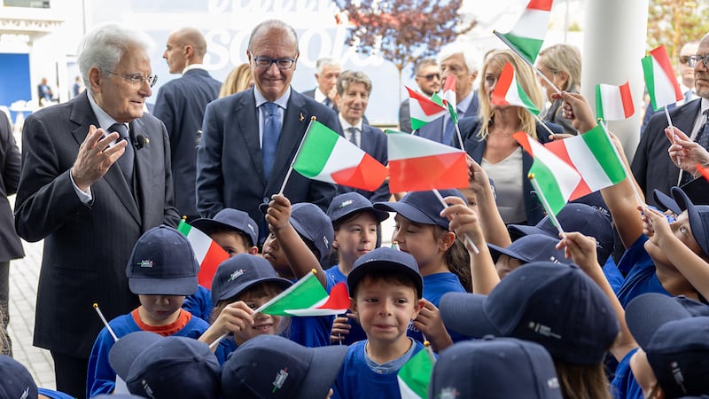 Mattarella firma il decreto sulla scuola. Smentita la sinistra su quote e no al burqa