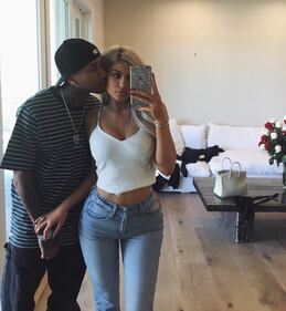 Kylie Jenner sexy in piscina 8