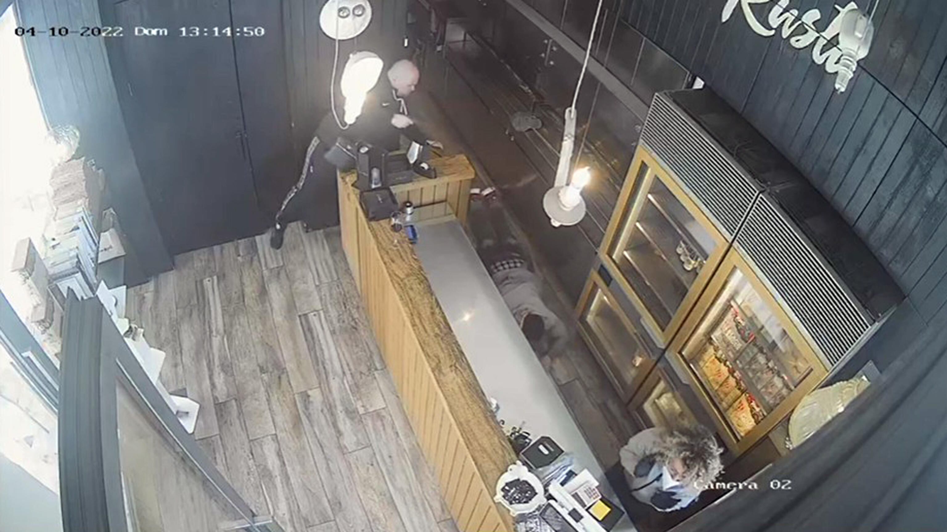 Gli spari in piazza, poi la fuga: come è scappato l'aggressore di Pescara