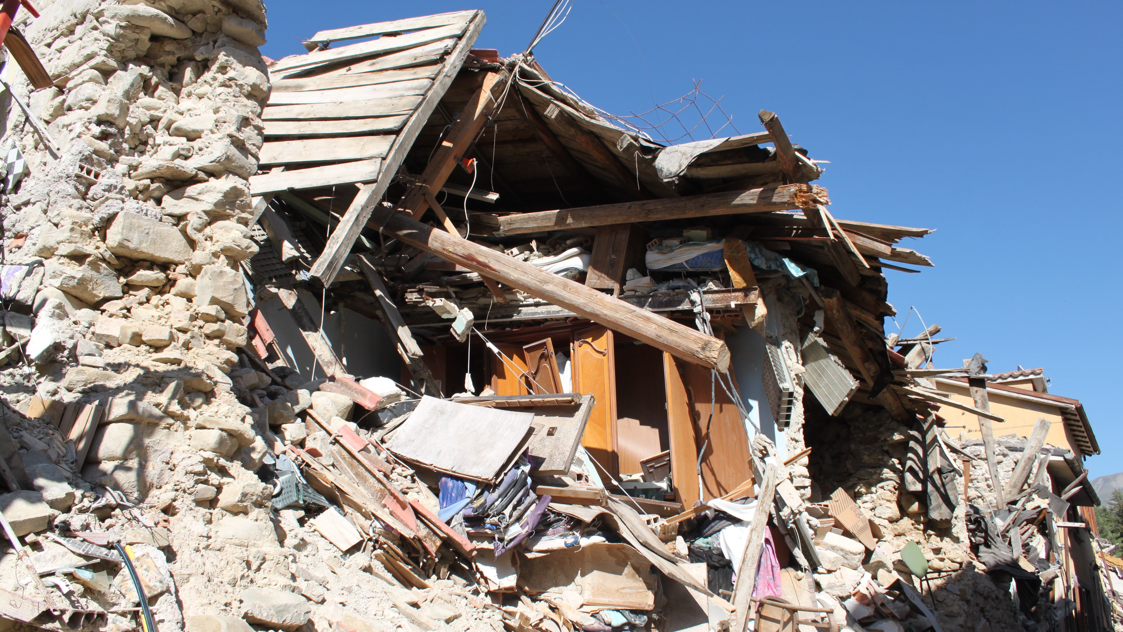 Amatrice, il vescovo punge i politici: basta rinvii L’allarme per i bambini: "Ancora tra le macerie"