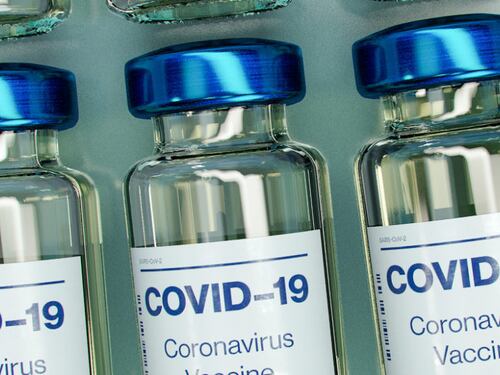 Magistrati, avvocati, notai, politici, giornalisti. È guerra tra professioni per l'immunizzazione